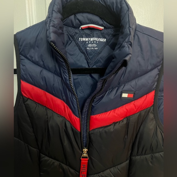 Tommy Hilfiger cute puffer vest with hood hidden inside the zip - Picture 3 of 3